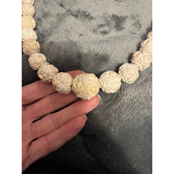 Vintage 1940’s- 50’s Hand carved Necklace & Earrings Cream color - Picture 6 of 11